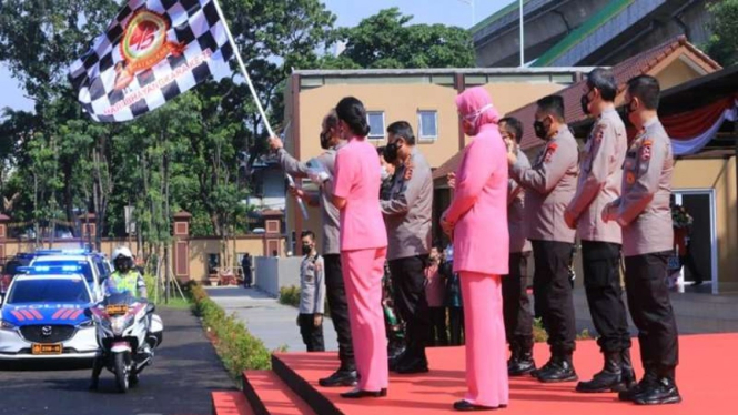 Polri melepaskan secara simbolis bantuan sembako jelang HUT Bhayangkara