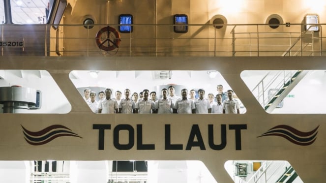 Kapal tol laut untuk distribusi logistik (ilustrasi hari pelaut sedunia).