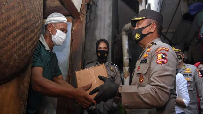 Polri memberikan bantuan sembako ke PKL di Tambora, Jakarta Barat