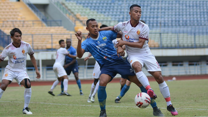 Pemain Seleksi Persib Sansan Fauzi saat uji coba dengan Sriwijaya FC di GBLA.