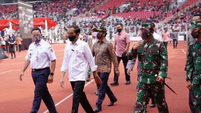 Presiden Jokowi meninjau pelaksanaan vaksinasi COVID-19.