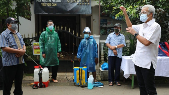 Ganjar Pranowo tinjau warga di Jateng yang lakukan penyemprotan di kampungnya.