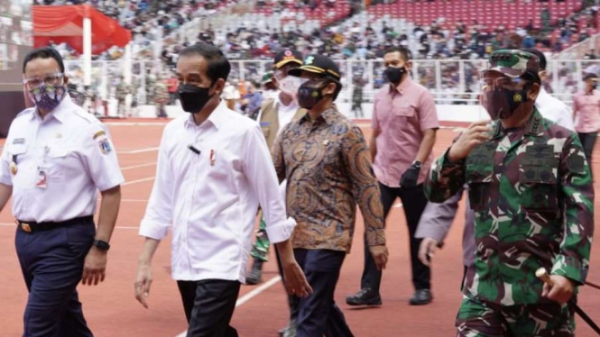 VIVA Militer: Panglima TNI dampingi Presiden Jokowi tinjau serbuan vaksin di GBK