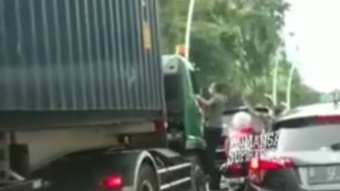 Viral pengemudi pukul sopir kontainer di jalan.