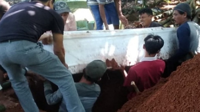 Warga bongkar makam pasien COVID-19