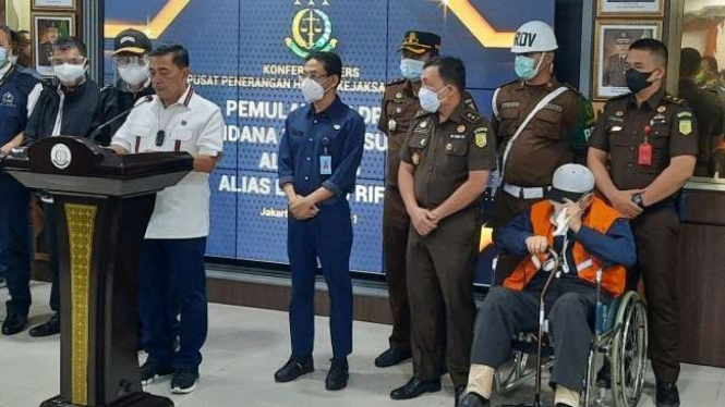 Keterangan pers pemulangan buronan Hendra Subrata.