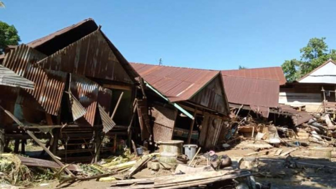 Sejumlah rumah di Desa Inalipue, Kabupaten Wajo, Sulawesi Selatan, rusak dan porak poranda setelah diterjang banjir Sabtu, 26 Juni 2021.