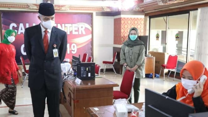 Gubernur Jawa Tengah Ganjar Pranowo menginspeksi petugas dan layanan panggilan pertolongan darurat (call center) COVID-19 di Semarang, Minggu, 27 Juni 2021.