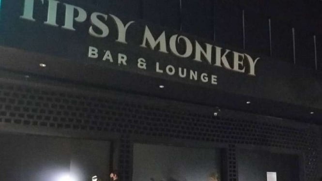 Petugas gabungan Satpol PP DKI Jakarta dan Polda Metro Jaya menyegel tempat hiburan malam Tipsy Monkey Bar & Lounge di kawasan Pantai Indah Kapuk (PIK), Jakarta Utara, Sabtu malam, 27 Juni 2021.
