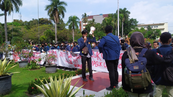 Mahasiswa Unram Melakukan Unjuk Rasa Menolak Kuliah Umum Ketua KPK