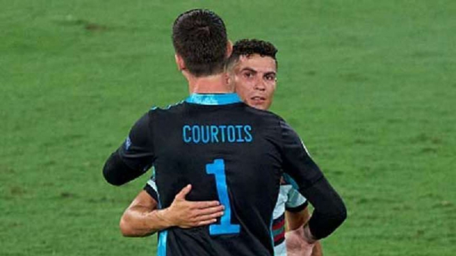 Courtois dan Ronaldo usai Portugal menghadapi Belgia.