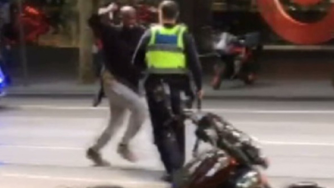Hassan Khalif Shire Ali melakukan serangan secara acak kepada warga Melbourne yangÂ  berada di jalan Bourke Street pada 9 November 2018. (ABC News)