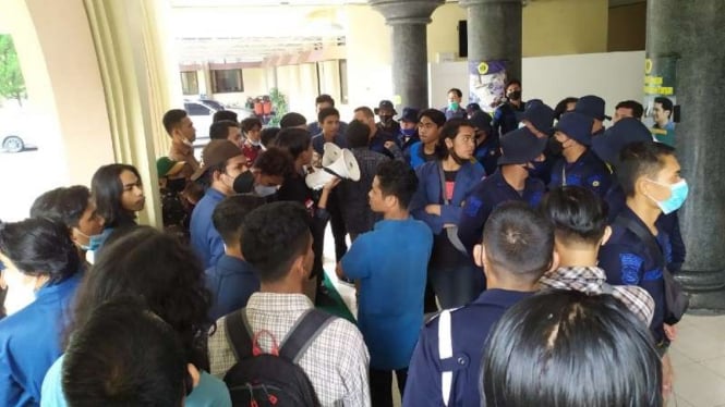 Sekelompok mahasiswa berdemonstrasi di Universitas Mataram, Nusa Tenggara Barat, Senin, 28 Juni 2021, dan menolak kehadiran Ketua KPK Firli Bahuri yang dijadwalkan menyampaikan kuliah umum di kampus itu.