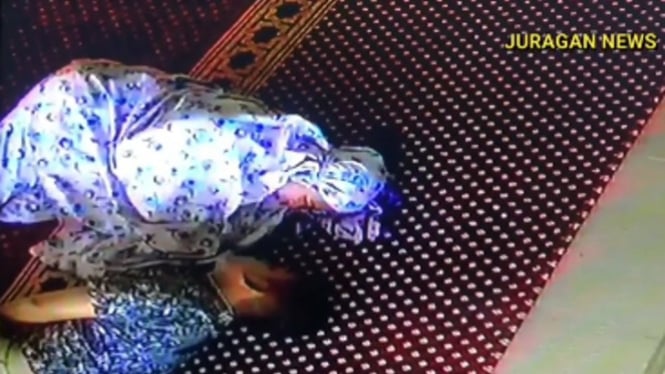 Video cowok-cewek tidur-tiduran di masjid (Instagram/cetull.22)