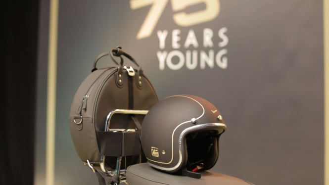 Helm Vespa edisi Ulang Tahun ke-75.