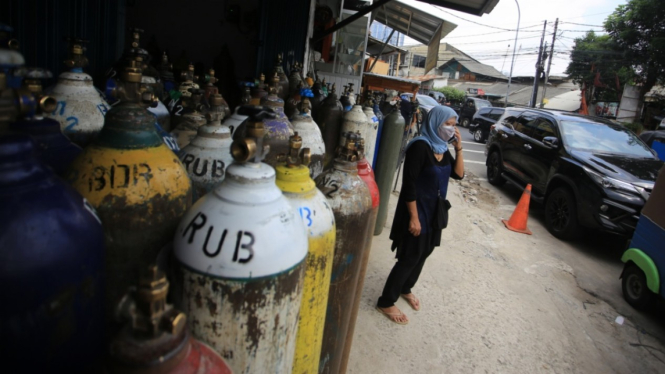 Antrian Warga isi Ulang Tabung Oksigen