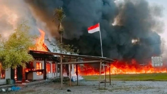 Pembakaran fasilitas pemerintah dan umum di Yalimo, Papua, usai putusan Mahkamah Konstitusi mengenai pilkada, Selasa, 29 Juni 2021.