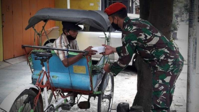 VIVA Militer: Aksi prajurit Grup 2 Kopassus dalam Jumat Berkah.