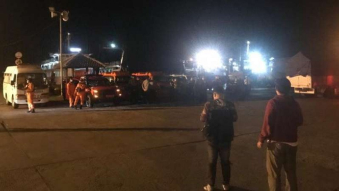 Kepala Polres Jembrana AKBP I Ketut Gede Ade Wibawa memantau pencarian dan evakuasi penumpang KMP Yunicee di Pelabuhan Jembrana, Bali, Selasa malam, 29 Juni 2021.