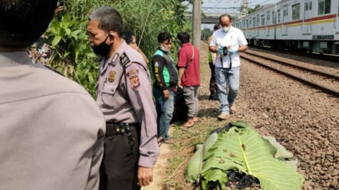 Warga menemukan orang tergeletak setelah tertabrak kereta rel listrik (KRL) di Kampung Kedung Badak Sentral, Kota Bogor, Jawa Barat, Selasa, 29 Juni 2021.