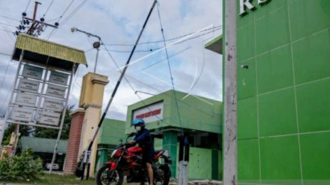 Seorang pengendara sepeda motor melintasi gerbang Rumah Sakit Daerah (RSD) Madani di Palu, Sulawesi Tengah, Jumat, 18 Juni 2021.