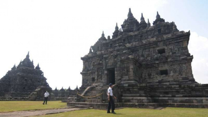 Petugas keamanan berjaga di kompleks wisata Candi Plaosan di Prambanan, Klaten, Jawa Tengah, Rabu, 12 Mei 2021.