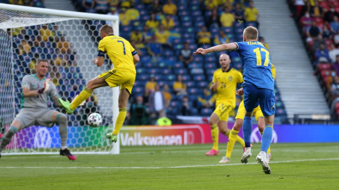 Pemain Timnas Ukraina, Oleksandr Zinchenko mencetak gol