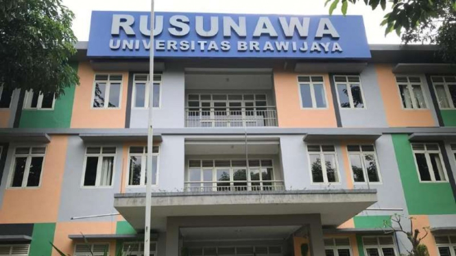 Wisma mahasiswa Universitas Brawijaya (UB) di Kabupaten Malang, Jawa Timur, dialihfungsikan sementara sebagai Rumah Sakit Lapangan untuk merawat para pasien terinfeksi COVID-19.