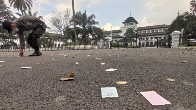 Petugas Kemdal Gedung Sate Kota Bandung, Jawa Barat.