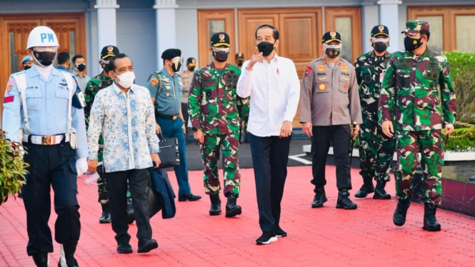 Presiden Jokowi saat bertolak ke Kendari.