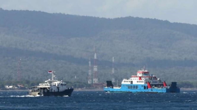 Tim SAR mencari korban KMP Yunicee yang tenggelam di Selat Bali terlihat dari Pelabuhan Ketapang, Banyuwangi, Jawa Timur, Kamis, 1 Juli 2021.