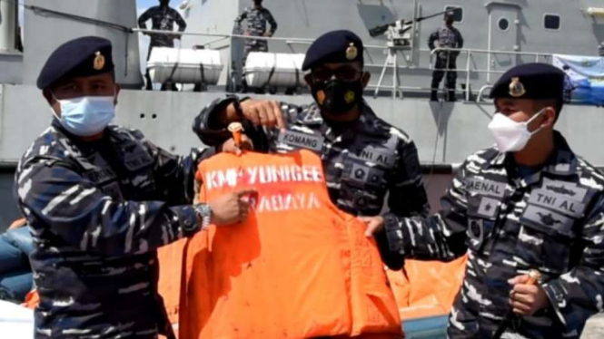 Komandan Lanal Denpasar (tengah), Komandan Lanal Banyuwangi (kiri) dan Komandan KRI Rigel-933 (kanan) menunjukkan penemuan jaket keselamatan dari KMP Yunicee, di Pelabuhan Gilimanuk, Bali, Kamis, 1 Juli 2021.