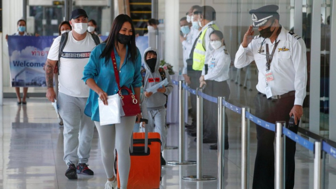 Para turis asing tiba di Phuket. Reuters via BBC Indonesia