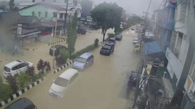  Kota  Samarinda  Terendam Banjir Bersamaan Hujan Deras