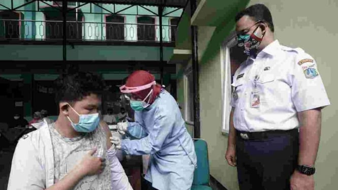 Gubernur DKI Jakarta Anies Baswedan meninjau vaksinasi anak.