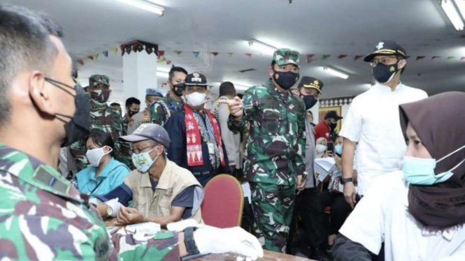 VIVA Militer: Panglima TNI Sidak serbuan vaksin di Jakarta Timur