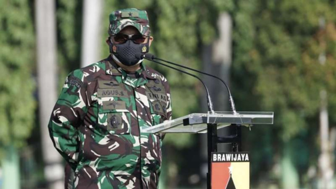 Kepala Staf Komando Daerah Militer V Brawijaya Brigjen TNI Agus Setiawan saat memberikan pengarahan saat Apel Gelar Pasukan dalam rangka pelaksanaan PPKM Darurat, di Kota Malang, Jawa Timur, Jumat, 2 Juli 2021.