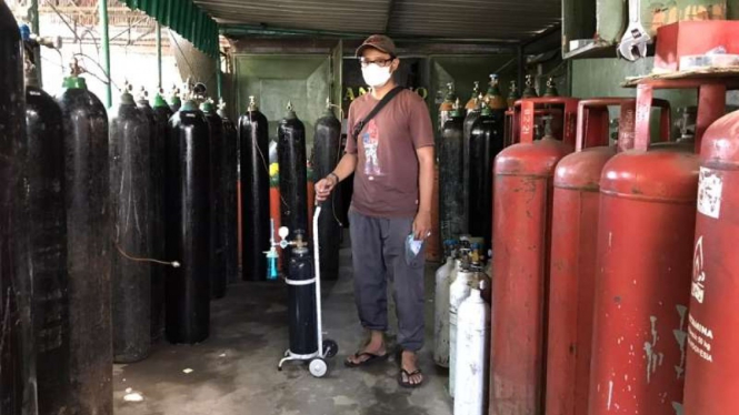 Penjual tabung oksigen di Wiranto Gas UD Malang, Kota Malang, Jawa Timur, menata tabung-tabung oksigen yang mulai langka dan harganya mahal, Jumat, 2 Juli 2021, menjelang penerapan PPKM Darurat.