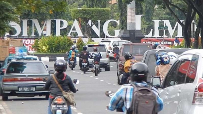 Sejumlah pengendara di jalan Simpang Lima, Kota Semarang, Jawa Tengah.