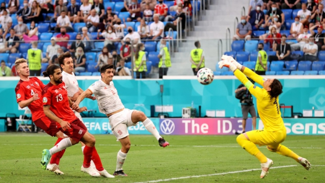 Yann Sommer saat menggagalkan peluang pemain Spanyol