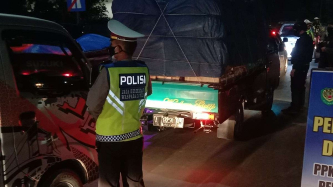 Polisi merazia kendaraan dalam penerapan PPMK darurat di Kota Serang.