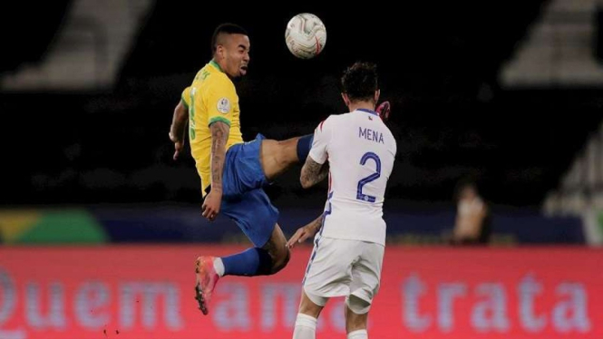 Pemain Brasil, Gabriel Jesus lakukan pelanggaran ke pemain Chile
