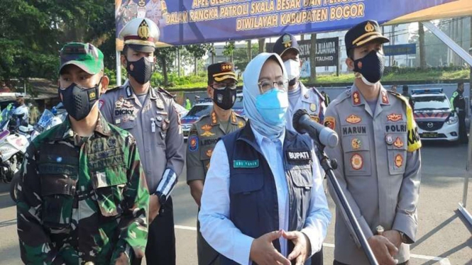 Bupati Bogor, Ade Yasin meninjau penerapan PPKM darurat di kawasan Puncak