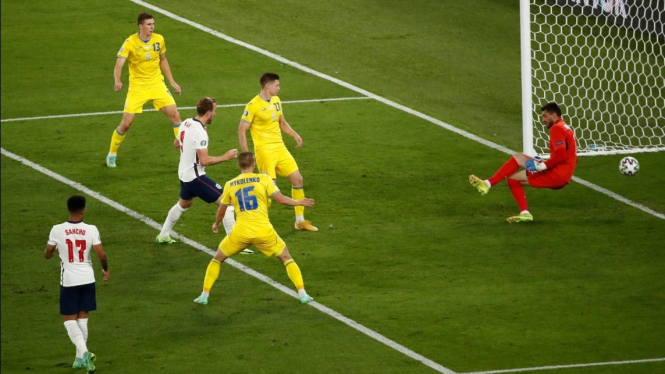 Duel antara Timnas Ukraina vs Inggris di laga perempatfinal EURO 2020. 