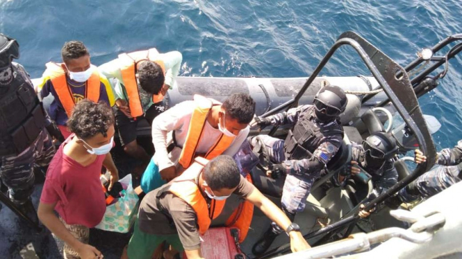 TNI AL Evakuasi Lima Nelayan Asal Sumatera Utara