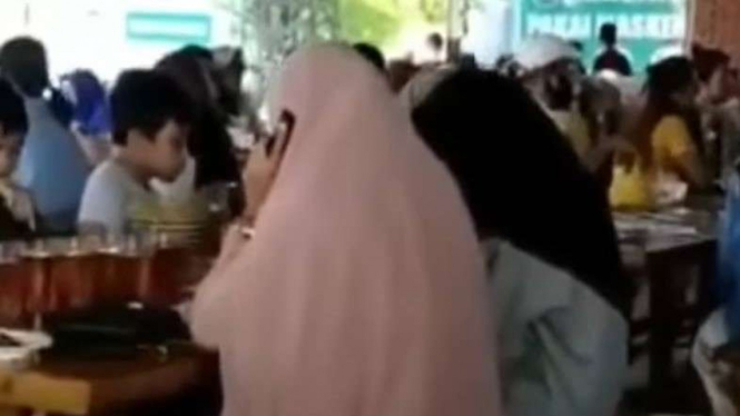 Tangkapan Layar Video Emak-emak Makan di Keramaian di Padang