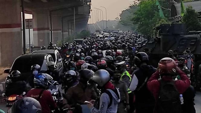 Kemacetan di penyekatan jalan saat PPKM Darurat di Kalimalang.