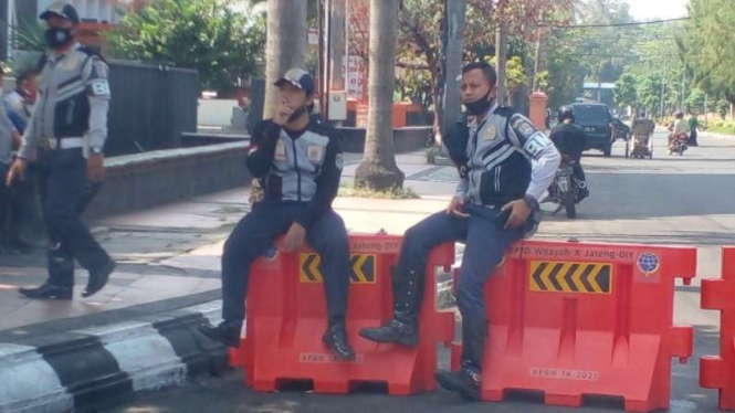 Petugas berjaga di pos penyekatan Semarang.