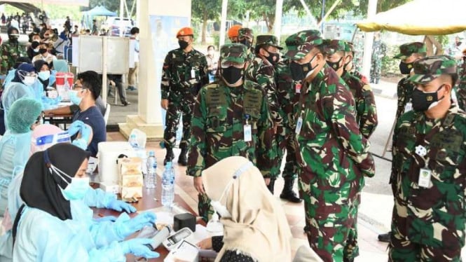 VIVA Militer: KSAU tinjau serbuan vaksinasi di Wisma Aldiron Jakarta Selatan