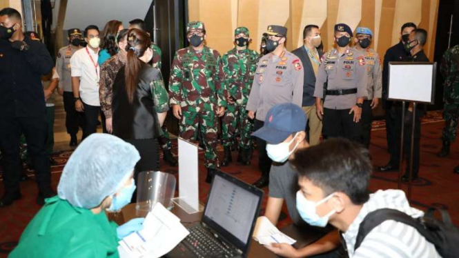 VIVA Militer: Panglima TNI tinjau serbuan vaksin di Mal Kota Kasablanka